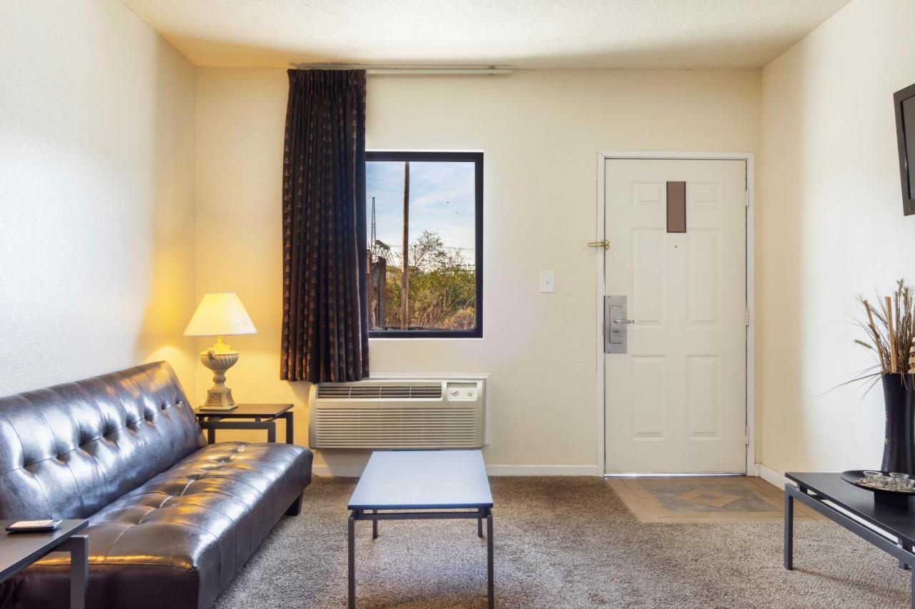 Hotel Traveler's Place & 3*